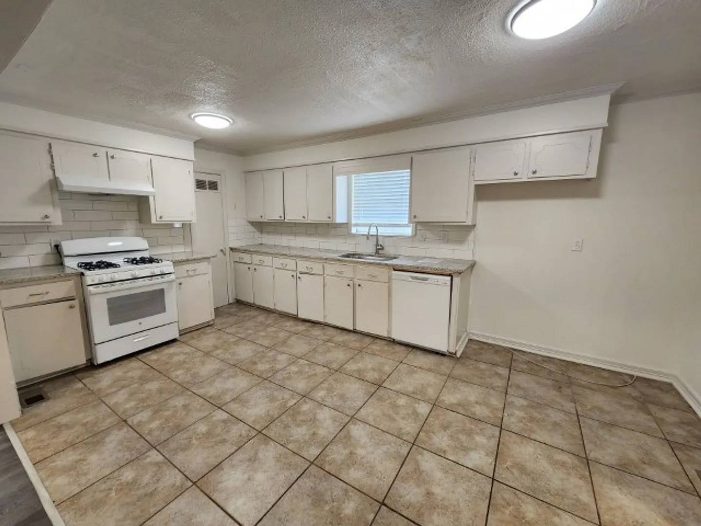 Welcome home to 3112 Potter, updated, for rent *Move in Special - $0 Deposit option* - Please rea... — Photo 4