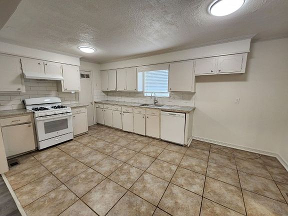 4th image of 3112 Potter St