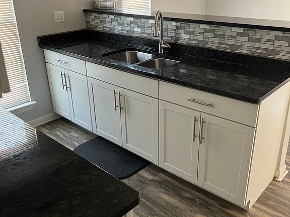 3rd image of 3332 Woodburne Dr