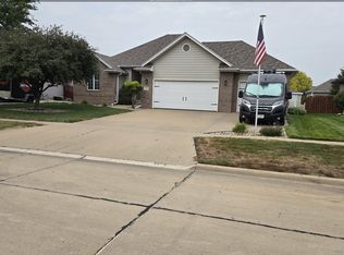 415 Brookshire Ct, Sergeant Bluff, IA 51054