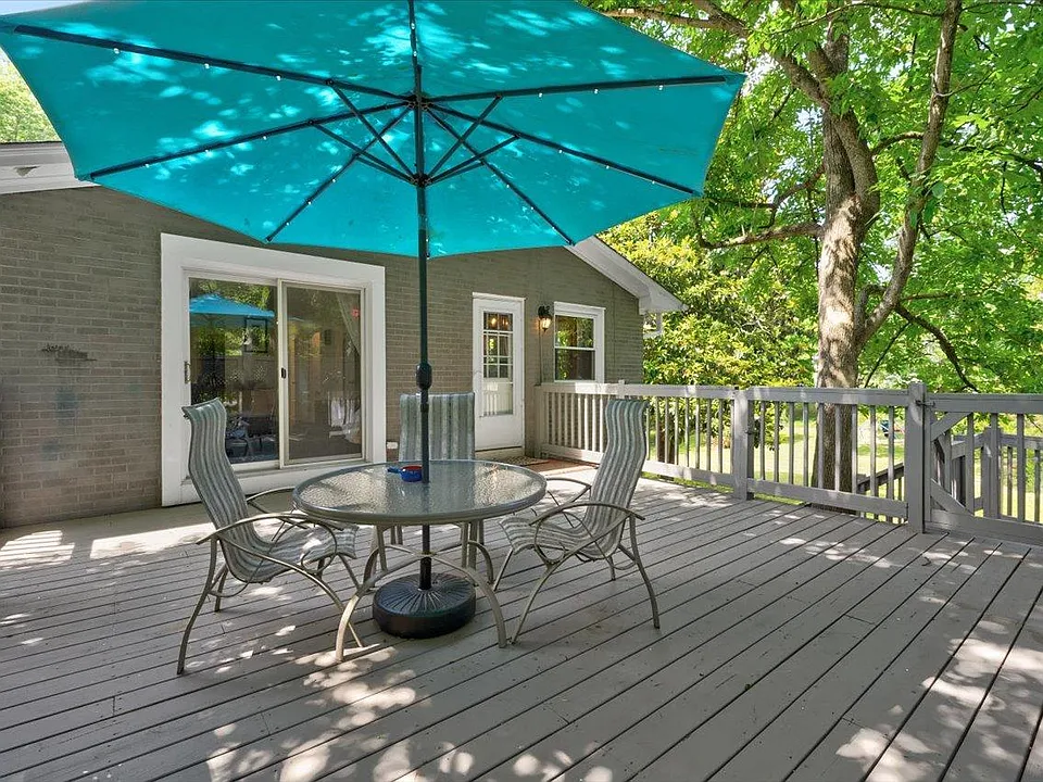 126 White Oak Dr