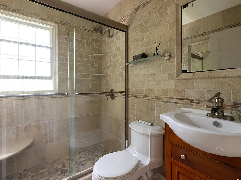 10 Columbine Ave N — Photo 8