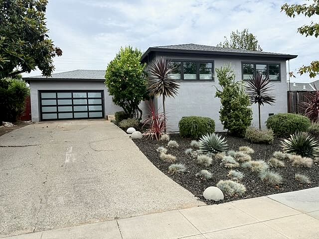 1st image of 2594 Roosevelt Ave