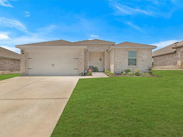 1404 Old Trail Rd — Photo 1