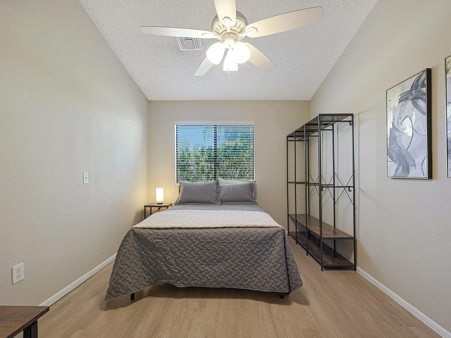 4 bed, 2.5 bath, 2400 sqft, $815 — Photo 2
