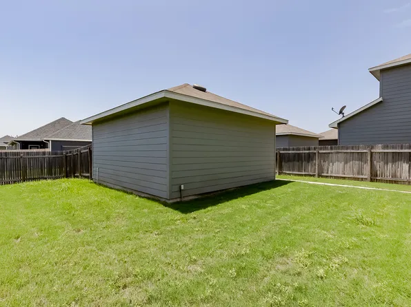 206 Eagle Lake Dr, Hutto, TX 78634
