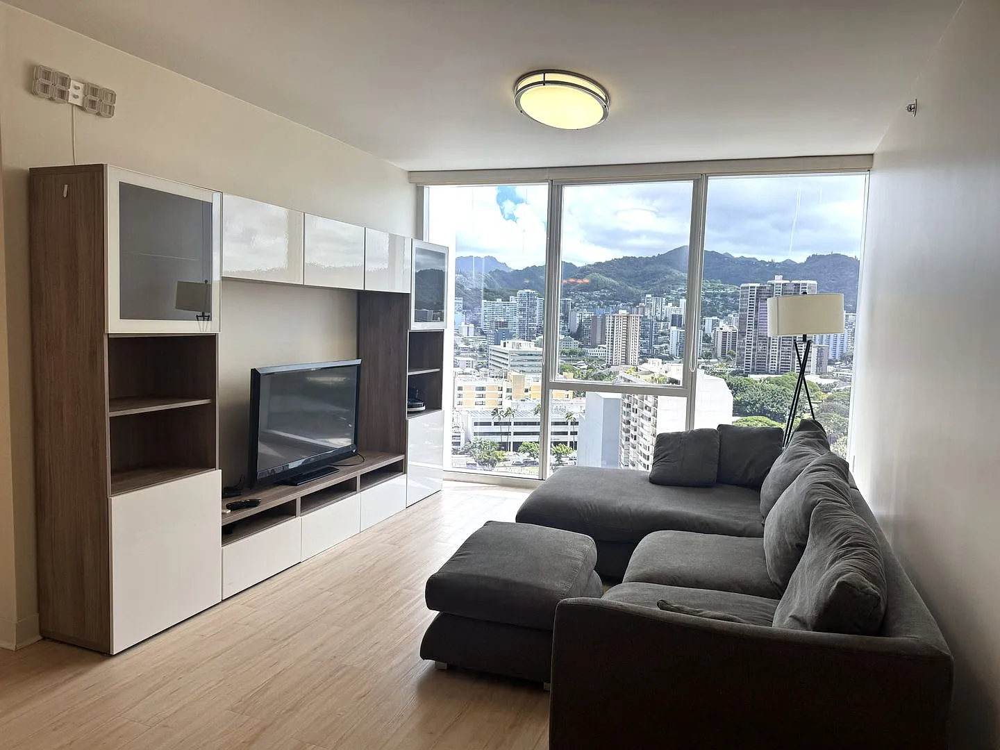 Symphony Honolulu - 2 Bedroom 2 Bathroom 1 Parking — Photo 3
