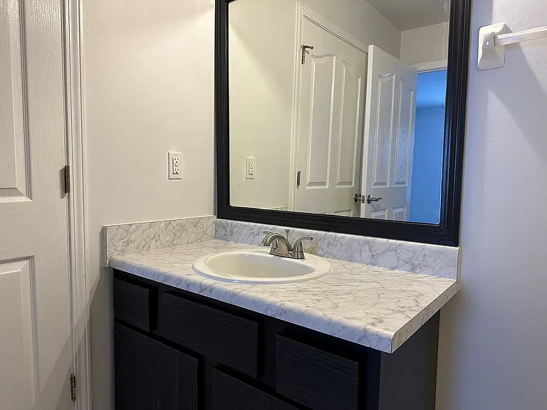 Fountain Square Apartments — Photo 41