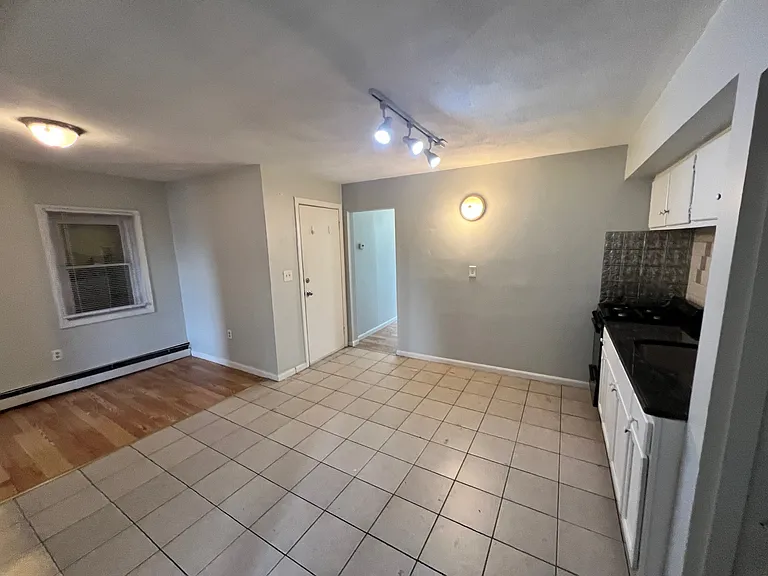 139 Chelsea St #2B — Photo 3