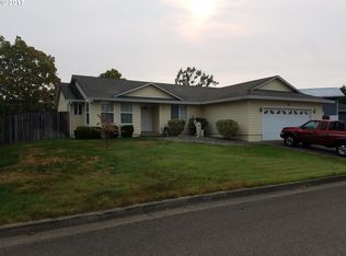 105 Corona Loop Rd, Roseburg, OR 97471