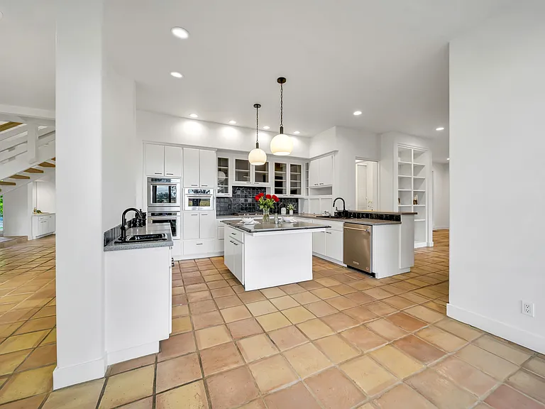 1041 Las Amigas Rd — Photo 5