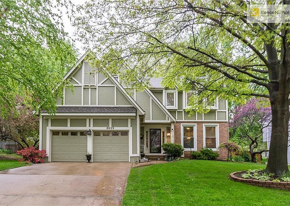 Welcome to 8019 Lichtenauer Drive in Lenexa, Kansas!