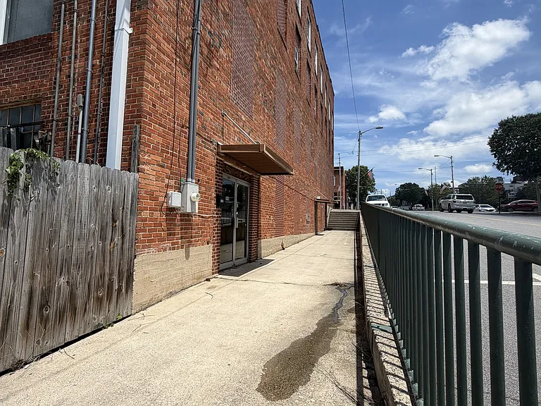 1004 C St — Photo 1