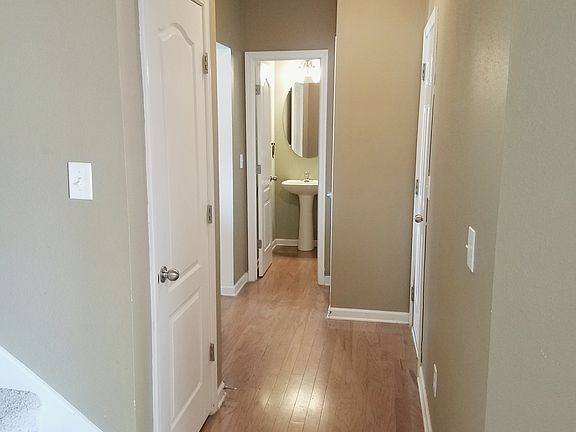 5th image of 185 Oakmont Dr