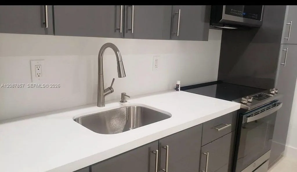 2 bed, 2.0 bath, 950 sqft, $2,700 — Photo 2