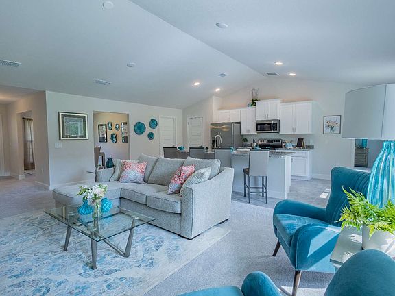 3rd image of 629 NW Oakmont Way