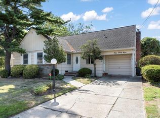449 Argyle Rd, Cedarhurst, NY 11516