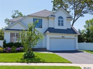 136 Cranberry Ct, Melville, NY 11747