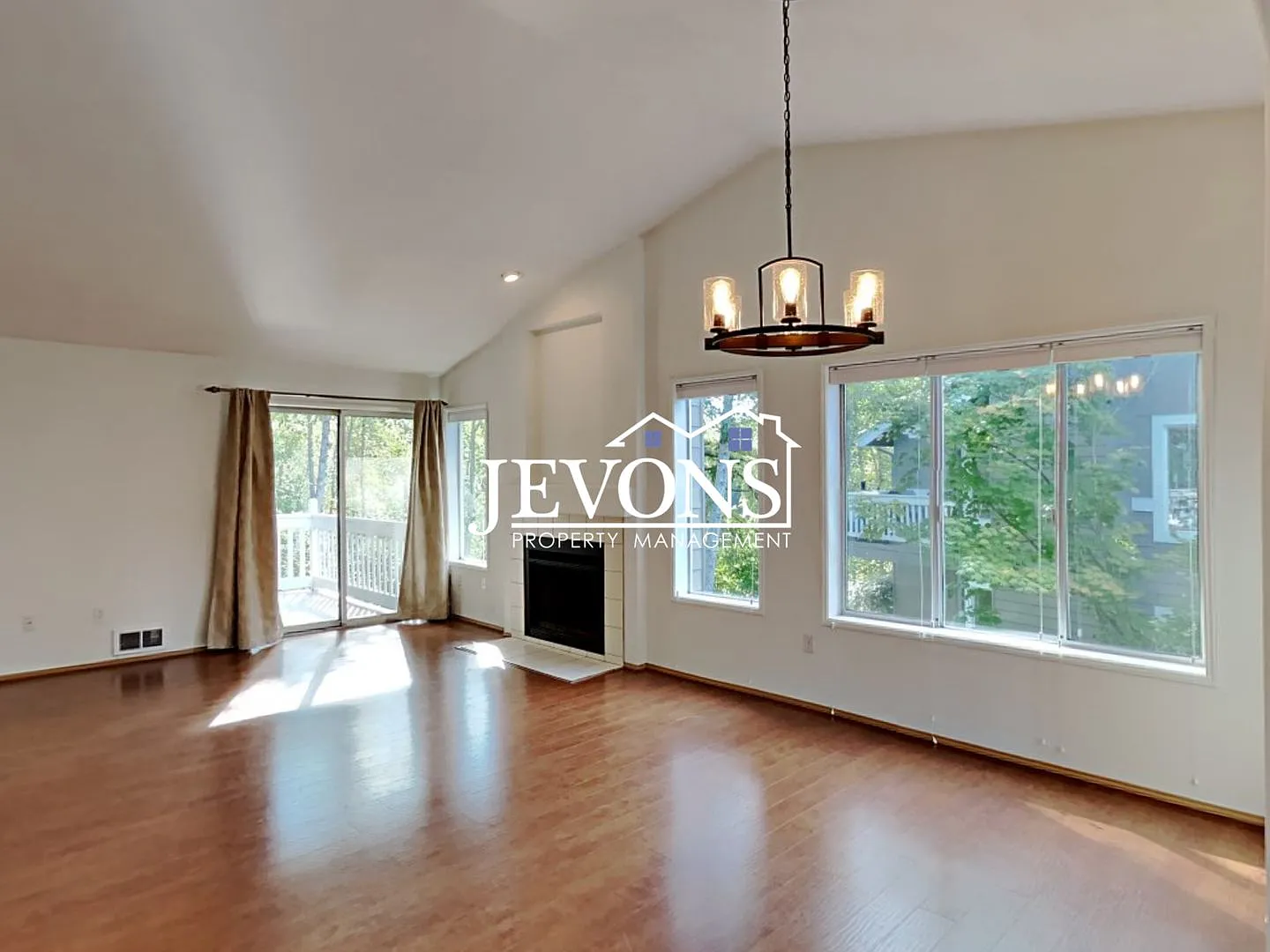 Fabulous 2 Bedrooms, 2 Bathroom, Top-Floor Condo in Klahanie — Photo 4