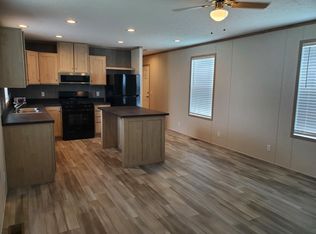 225 Country Forest Dr, Fort Wayne, IN 46818