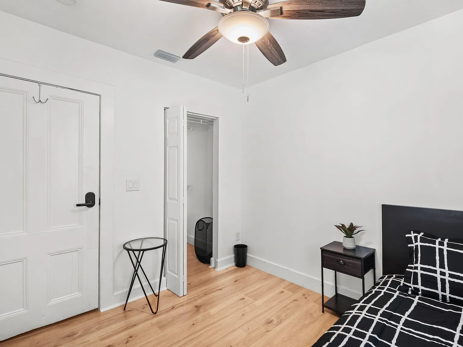 4 bed, 1.0 bath, 1200 sqft, $784 — Photo 2