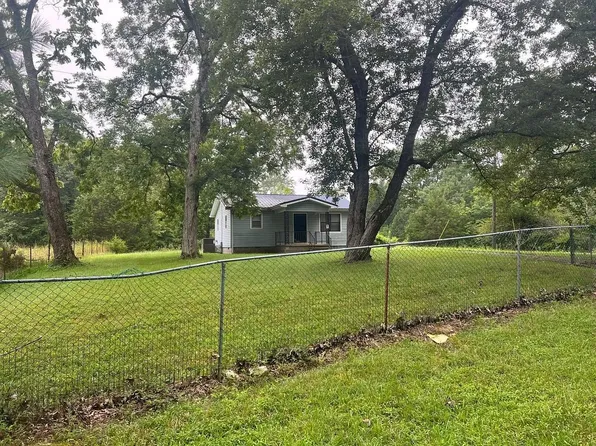 735 Douglas Dr, Camden, TN 38320