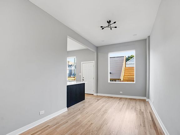 5th image of 2739 W Maypole Ave