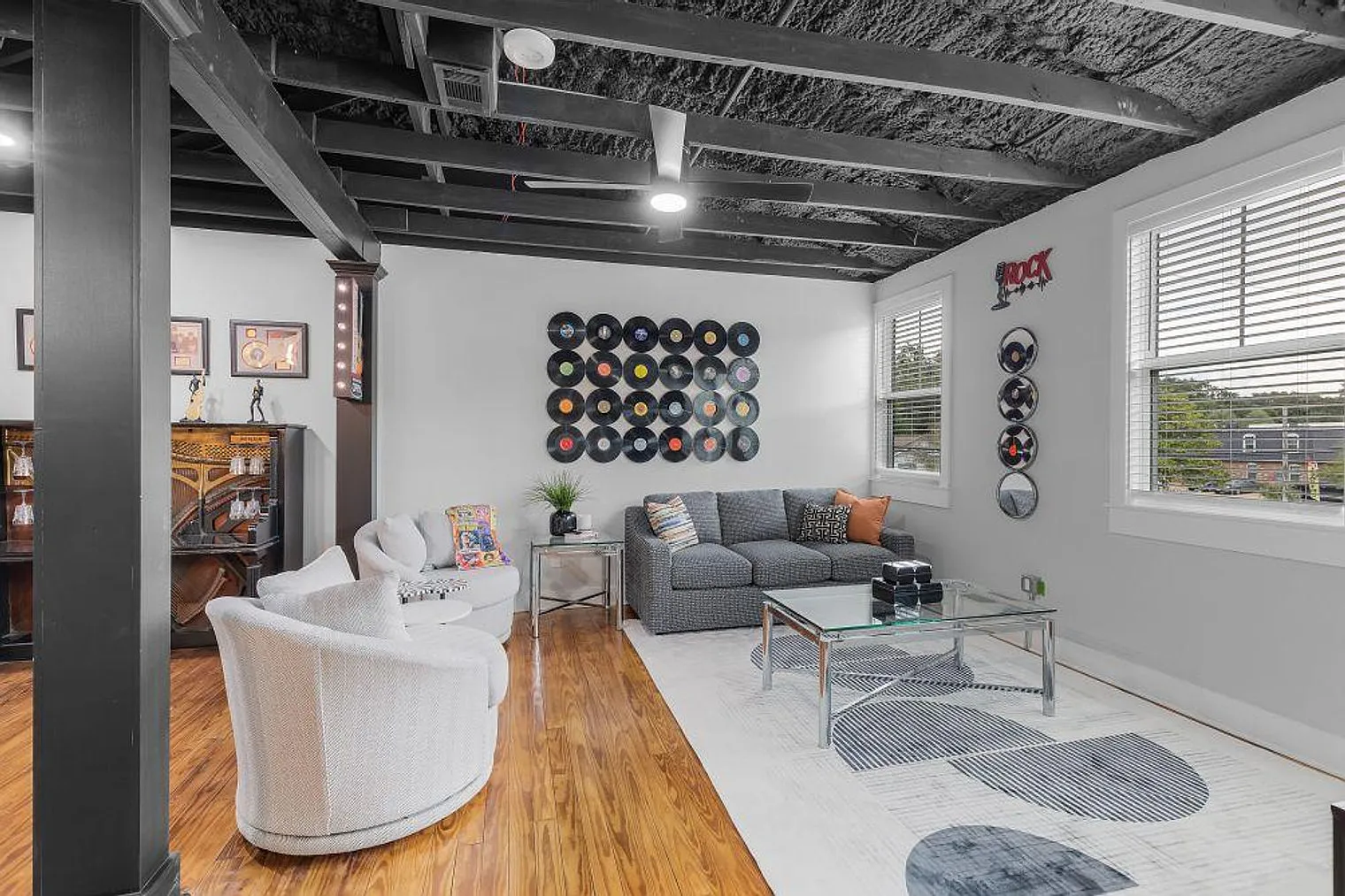 1 bed, 1.0 bath, 699 sqft, $4,200 — Photo 2