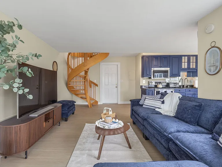 45 Woodbury Ln #8 — Photo 8