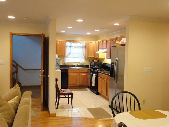 3rd image of 82 Long St