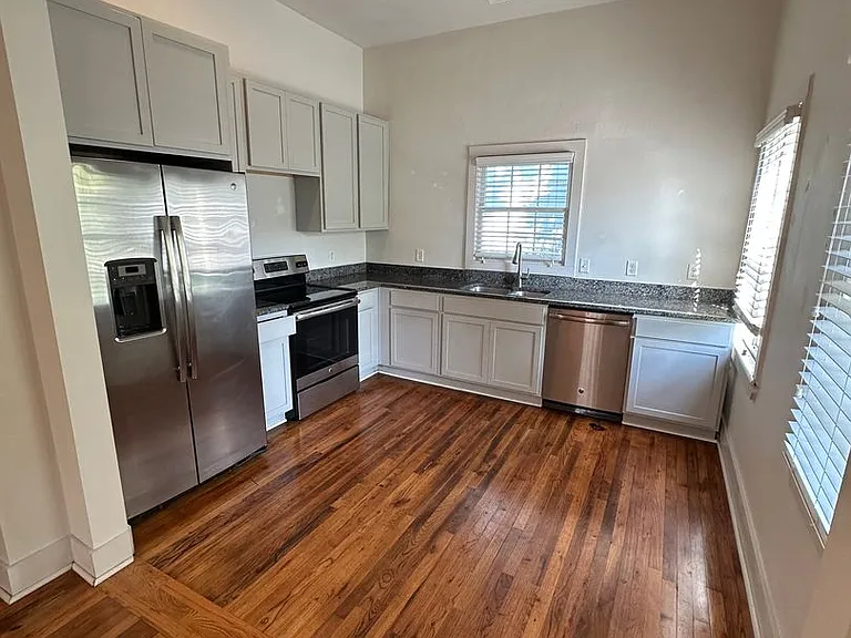 614 E Henry St — Photo 4