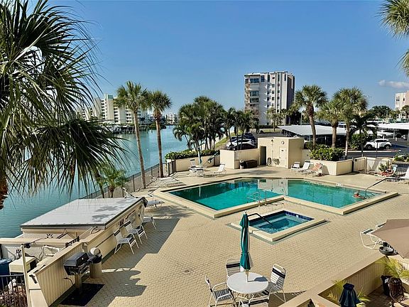 4th image of 7400 SUN ISLAND DRIVE S #202