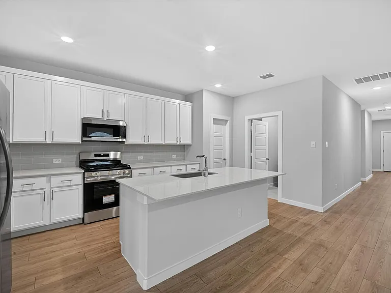 709 Summerberry Dr — Photo 2