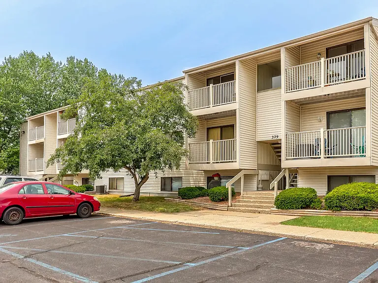 Country Knoll Apartments — Photo 13