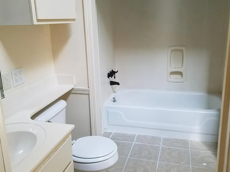 954 Glastonbury Cir #B — Photo 14