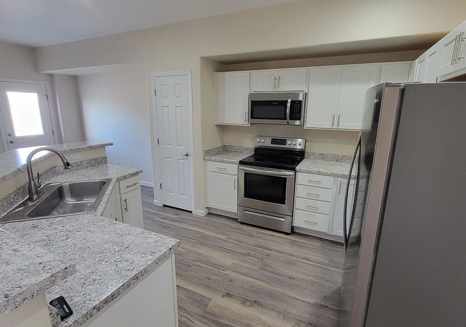 Modern 3-Bedroom Townhome with Garage Near Mesa Mall Built in 2020 — Photo 3
