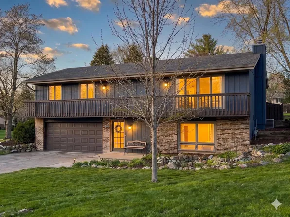 S74W24610 Windsor COURT, Waukesha, WI 53189