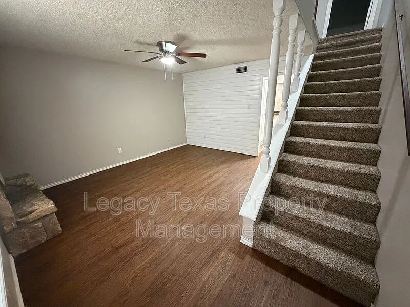 2 bed, 1.5 bath, 1000 sqft, $1,250 — Photo 2