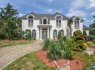 10 Carol Dr, Englewood Cliffs, NJ 07632