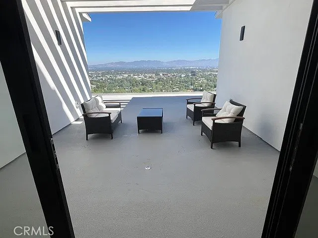 6 bed, 5000 sqft, $28,000 — Photo 4