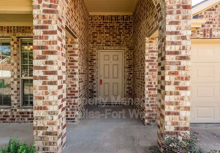 1012 Lake Hollow Dr — Photo 4
