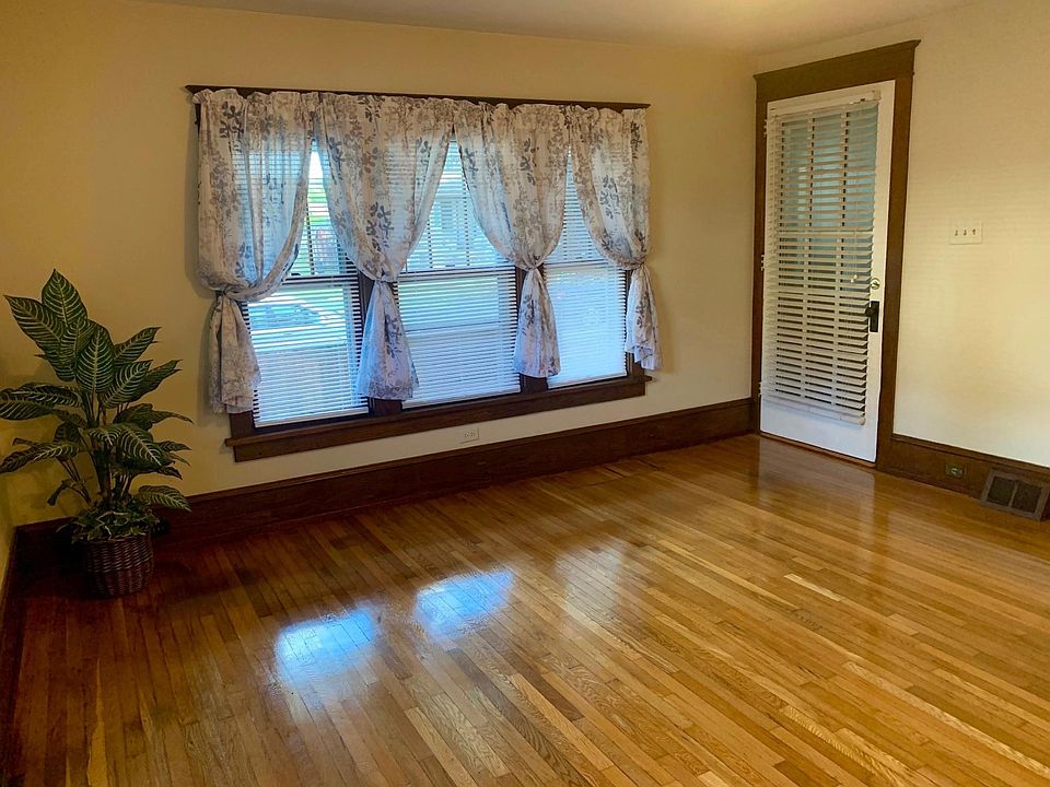 Living Room/Front Entrance