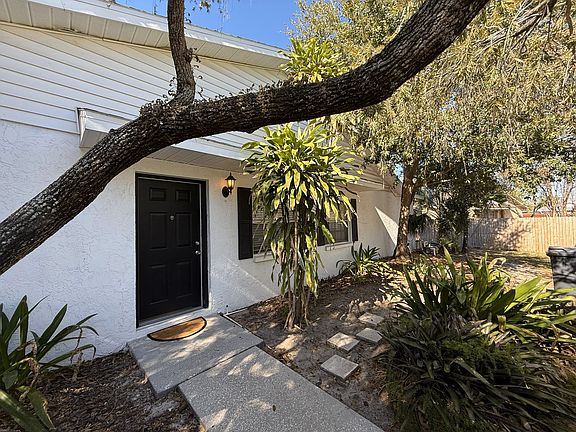 5th image of 945 Burlwood St