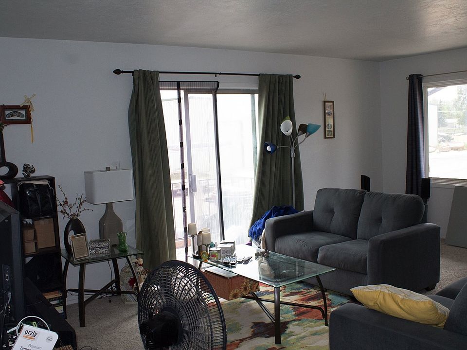 Livingroom w/patio