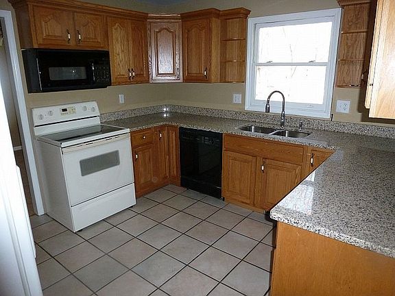 3rd image of 1060 Thorn Cir