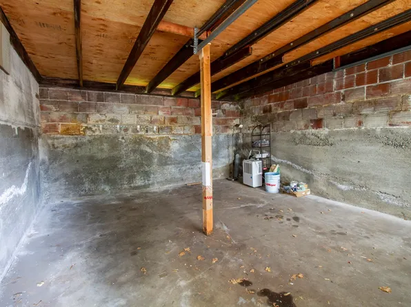 Charming One Bedroom Unit in Fourplex with Original Hardwoods, Breakfast Nook, Detached Garage, 2009 NE Davis St, Portland, OR 97232