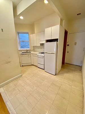 3rd image of 56 W 65th St #50C