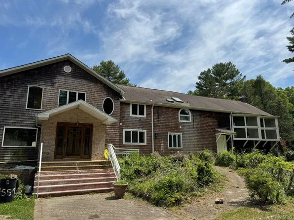 227 Beverly Rd, South Huntington, NY 11746