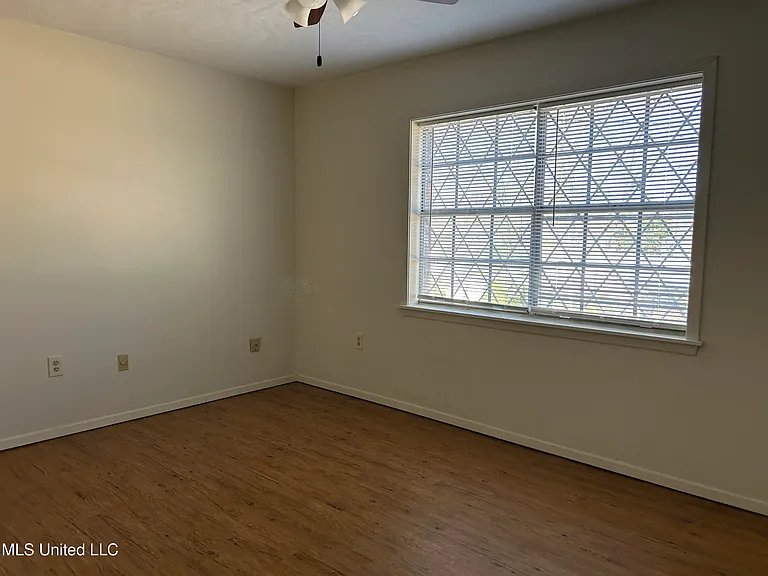326 Oakhill Cir — Photo 9