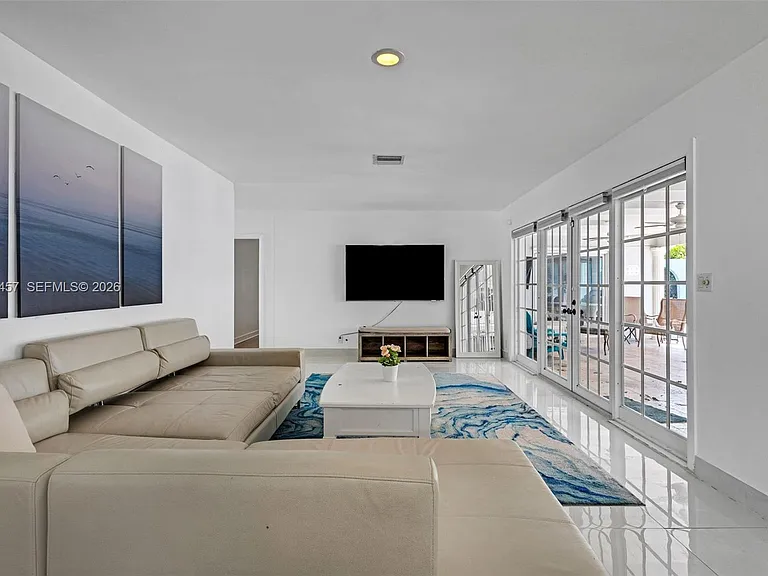 633 N Crescent Dr — Photo 14